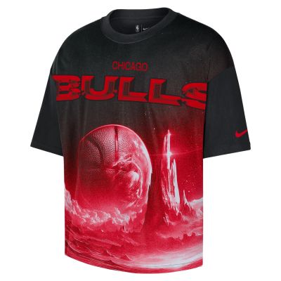 Nike NBA Chicago Bulls Courtside Boxy Tee - Must - Lühikeste varrukatega T-särk Nike NBA Chicago Bulls Courtside Boxy Tee - Must - Lühikeste varrukatega T-särk